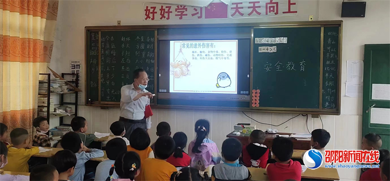 洞口县罗溪大麻溪村支部书记进入教学点 化身安全宣讲员