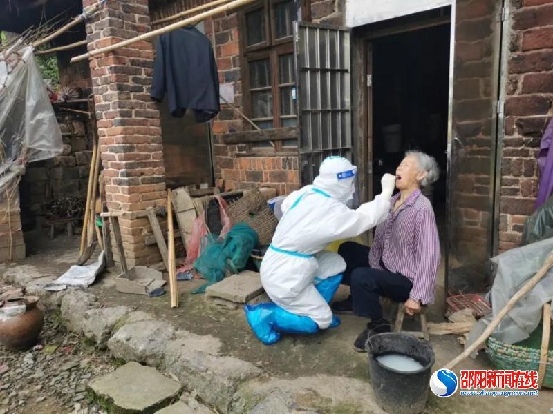 单膝跪地的爱——邵阳学院附属第一医院核酸检测应急小分队工作纪实