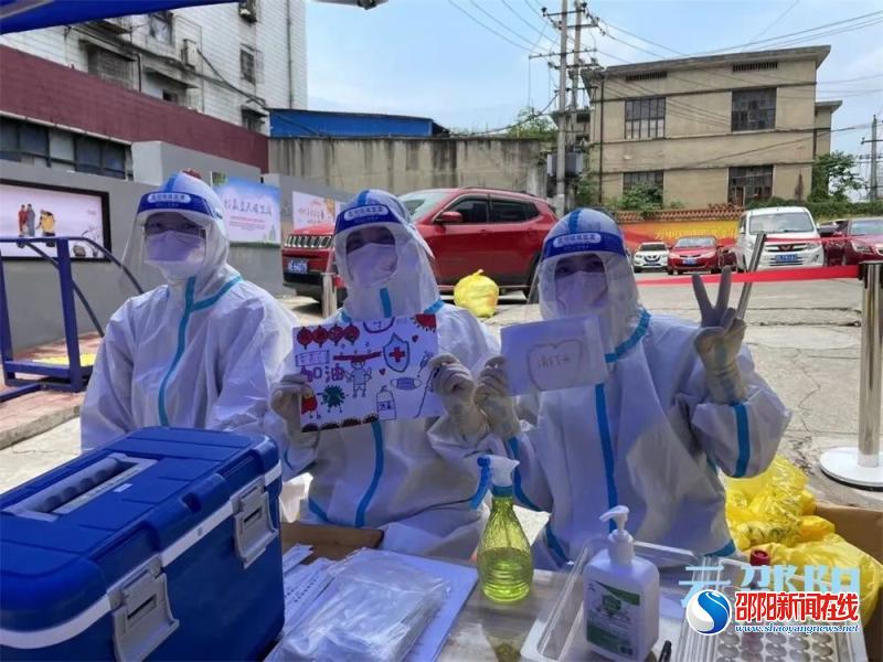 争分夺秒跑出加速度——直击一线核酸采样人员的奋战瞬间