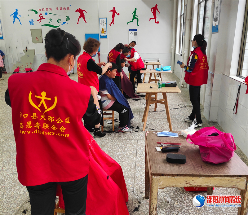 洞口县大邵公益义剪志愿服务小分队进特校