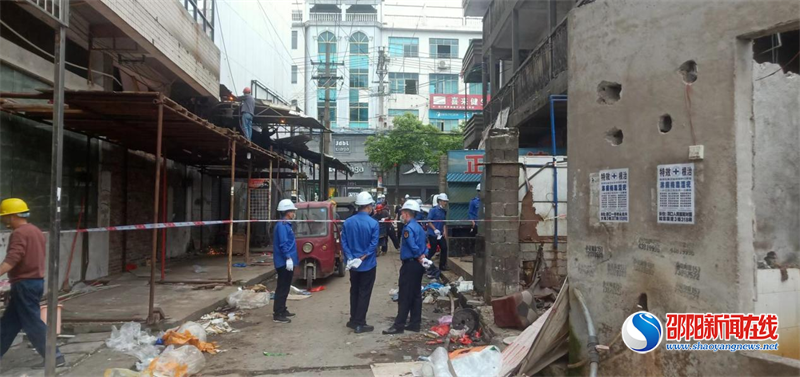 洞口县城市管理和综合执法局：大正市场依法拆违 打通群众“生命通道”