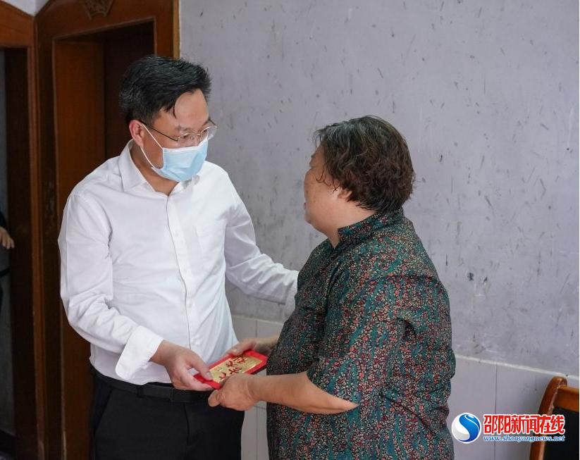 洞口县领导走访慰问各条战线劳动模范