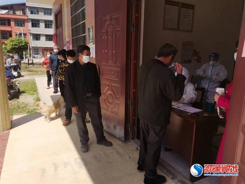 隆回县司门前镇人大代表全程参与核酸检测工作