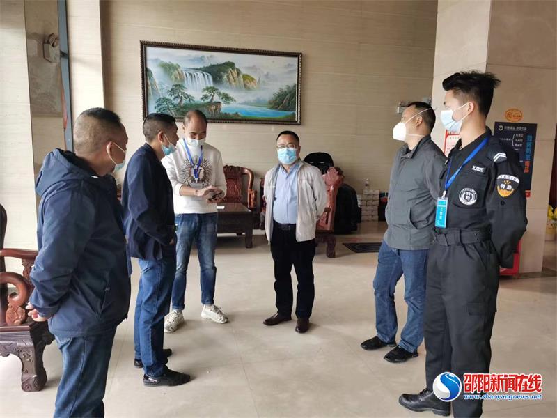 洞口县卫健局五一假期检查疫情防控工作、慰问一线工作人员