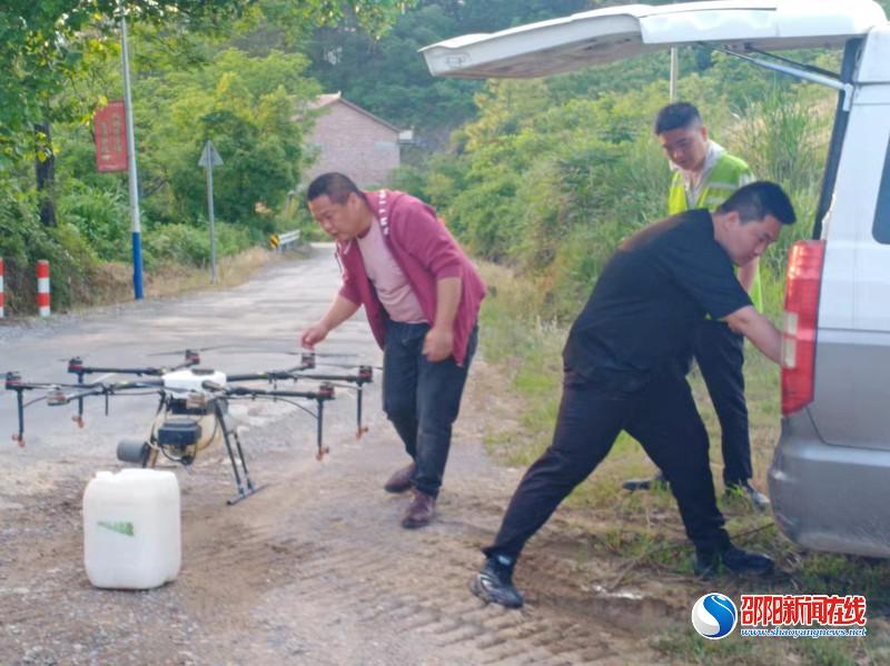 新邵县潭溪镇：无人机精准喷洒 撑起绿色“保护伞”