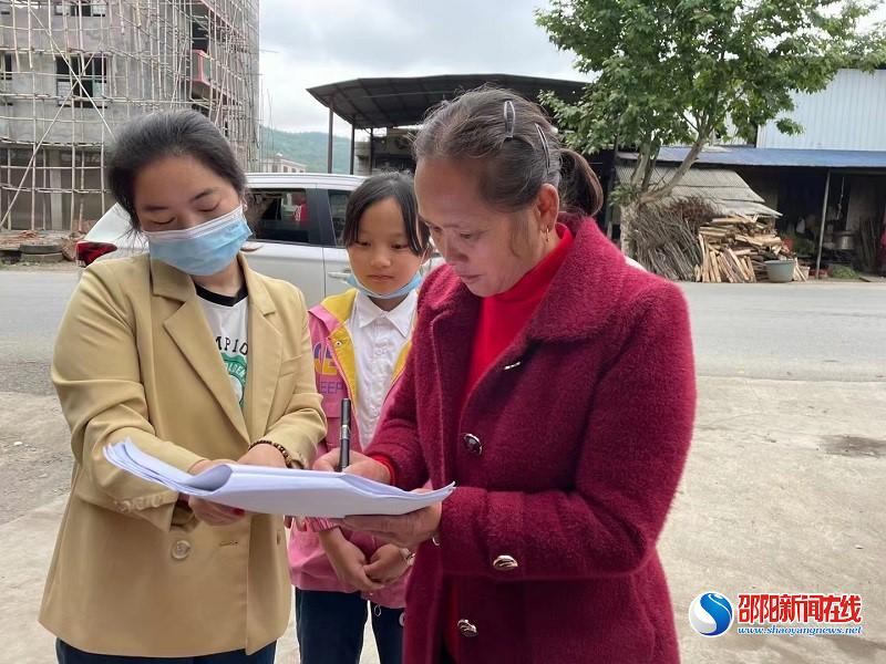 新宁县：“五一”不打烊 千师进万家 