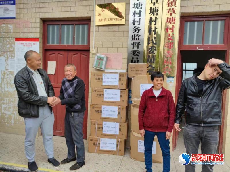 洞口县杨林镇草塘村发挥乡贤力量 助力疫情防控
