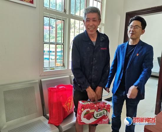 隆回县公路建设养护中心总支书记、主任龙艳科来大水田乡苗竹村走访慰问结对帮扶对象