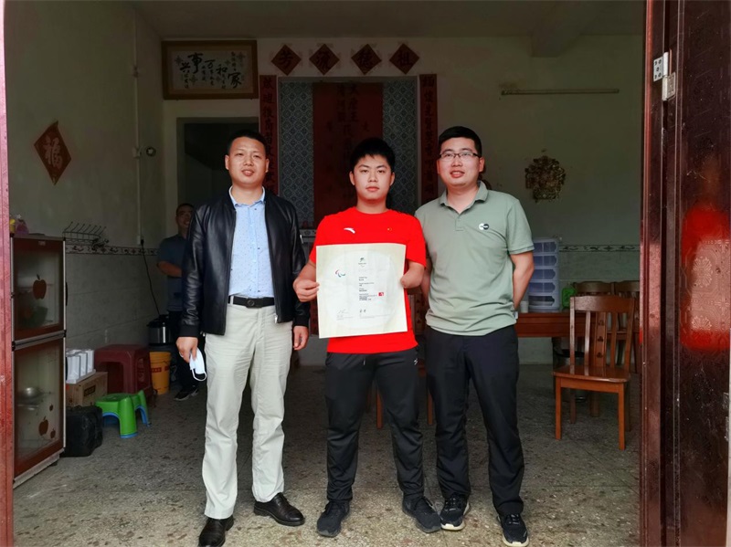 洞口县毓兰镇走访冬残奥会选手张义琦