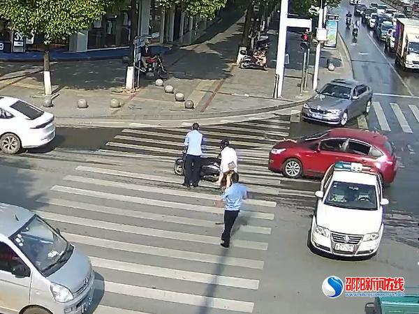 市民骑车不慎摔倒 邵东交警暖心相助