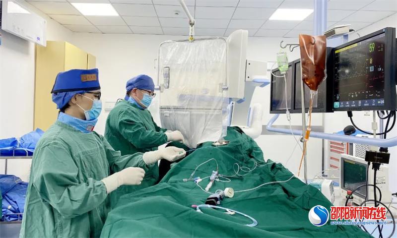 【技术突破】引进人才显身手：绥宁县人民医院介入治疗成功抢救命悬一线的“三支病变”危重患者