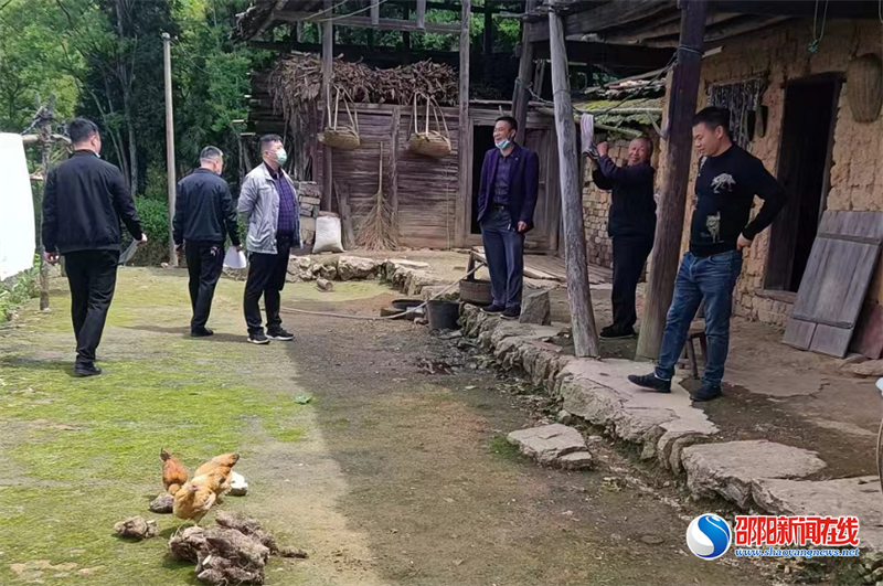 新邵县严塘镇人大组织代表开展房屋安全隐患排查