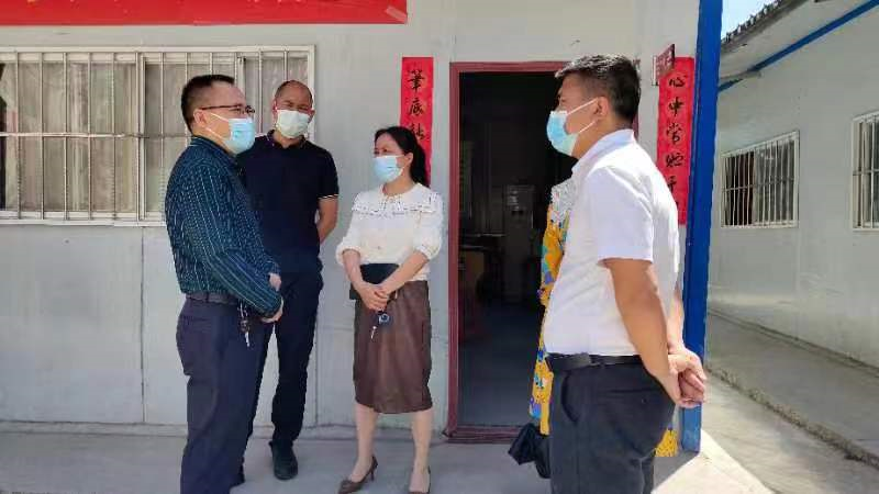 洞口县花古街道办到经开区田家学校调研