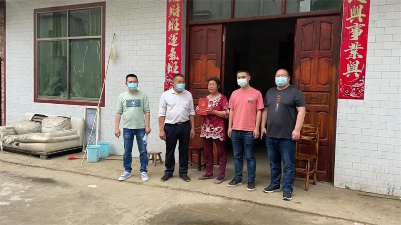 洞口县毓兰镇开展农村不动产权登记发证“送证上门”服务