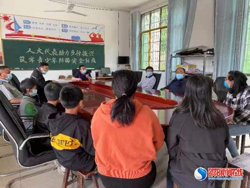 隆回县人大代表助力乡村振兴 筑牢青少年防溺水安全防线