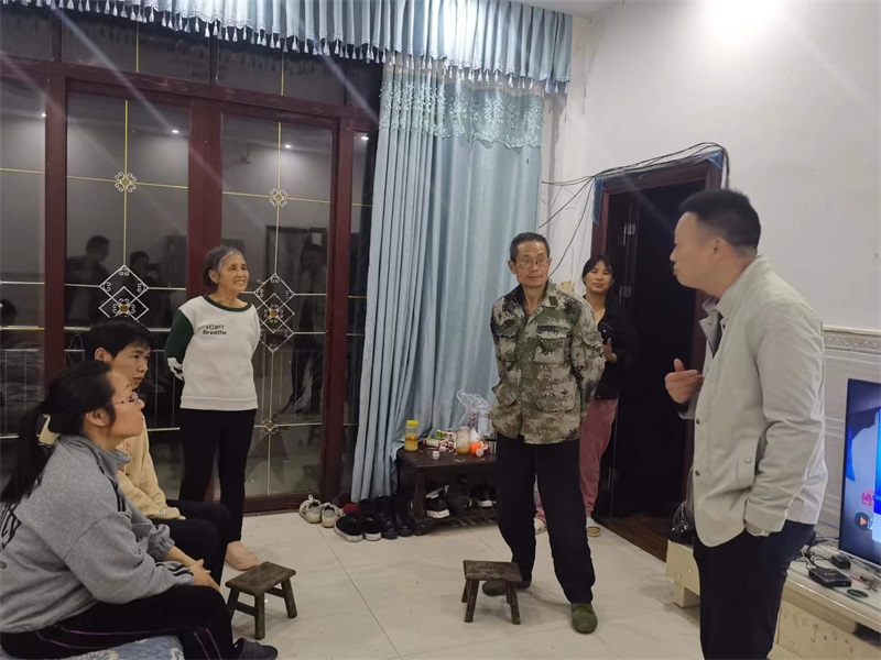 洞口县月溪镇：一场爱的接力护送走失男孩安全回家