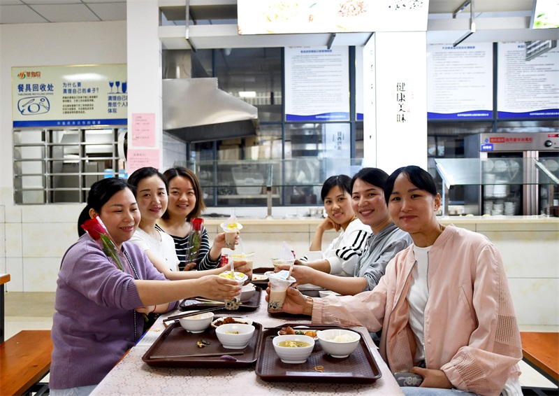 新邵县人民医院食堂为白衣天使赠送爱心奶茶