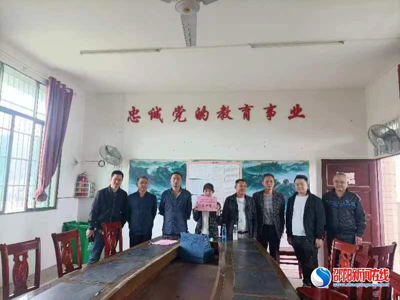 隆回县花门街道文明村爱心人士资助石门完全小学贫困生