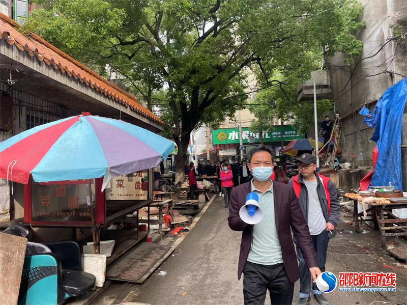 邵东市两市塘街道通过以点破面整治马路市场
