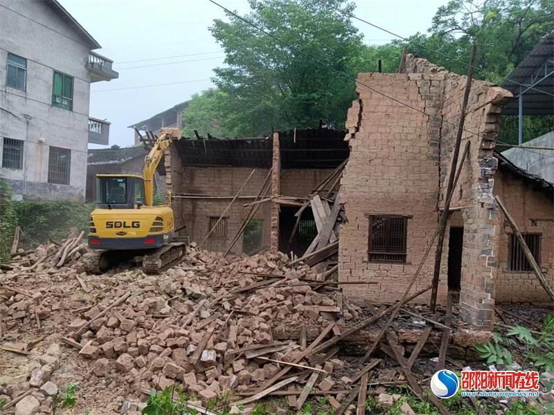邵阳县长阳铺镇杉木岭村拆除“空心房”建设美丽院落