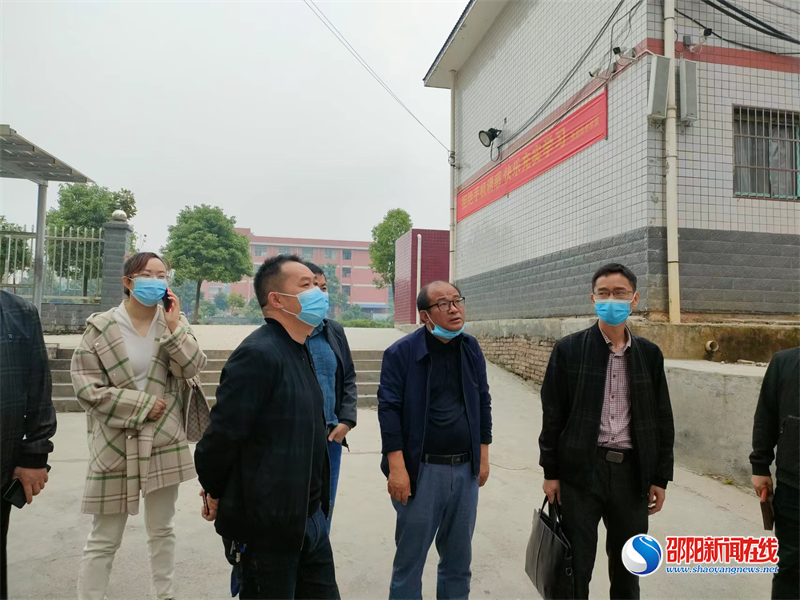 新宁县：唐基俊一行调研焦家垅中学