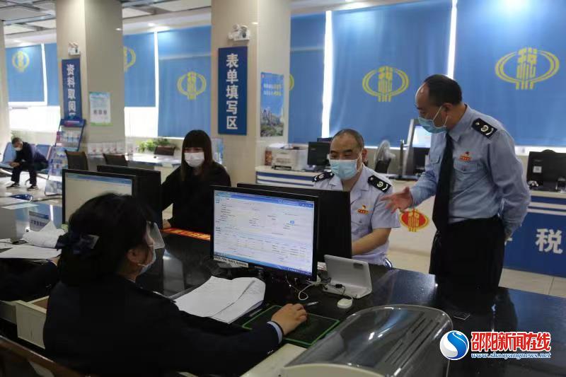 新邵税务：一把手在一线 携春风“走流程”