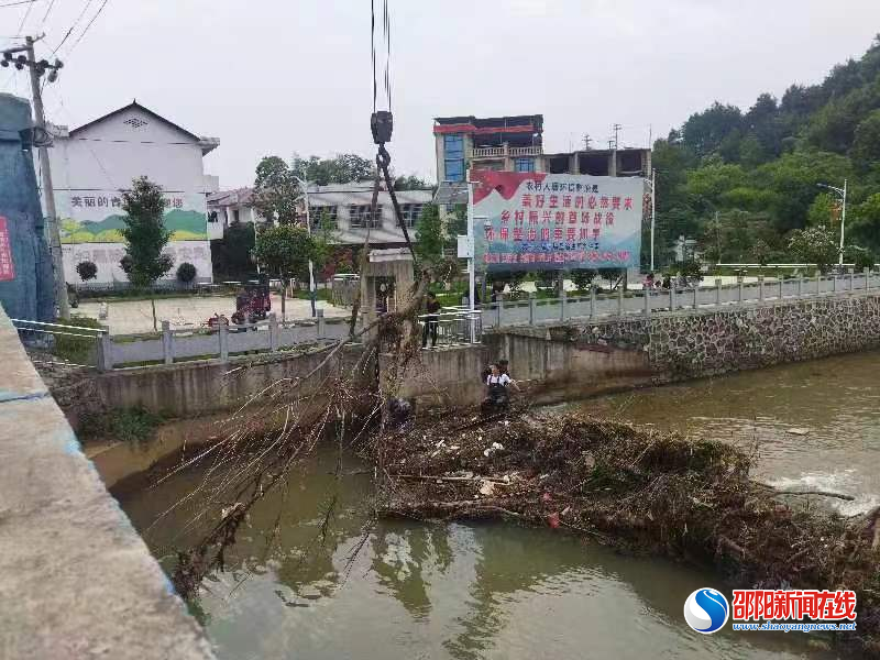邵东市仙槎桥镇开展雨后河道清理工作
