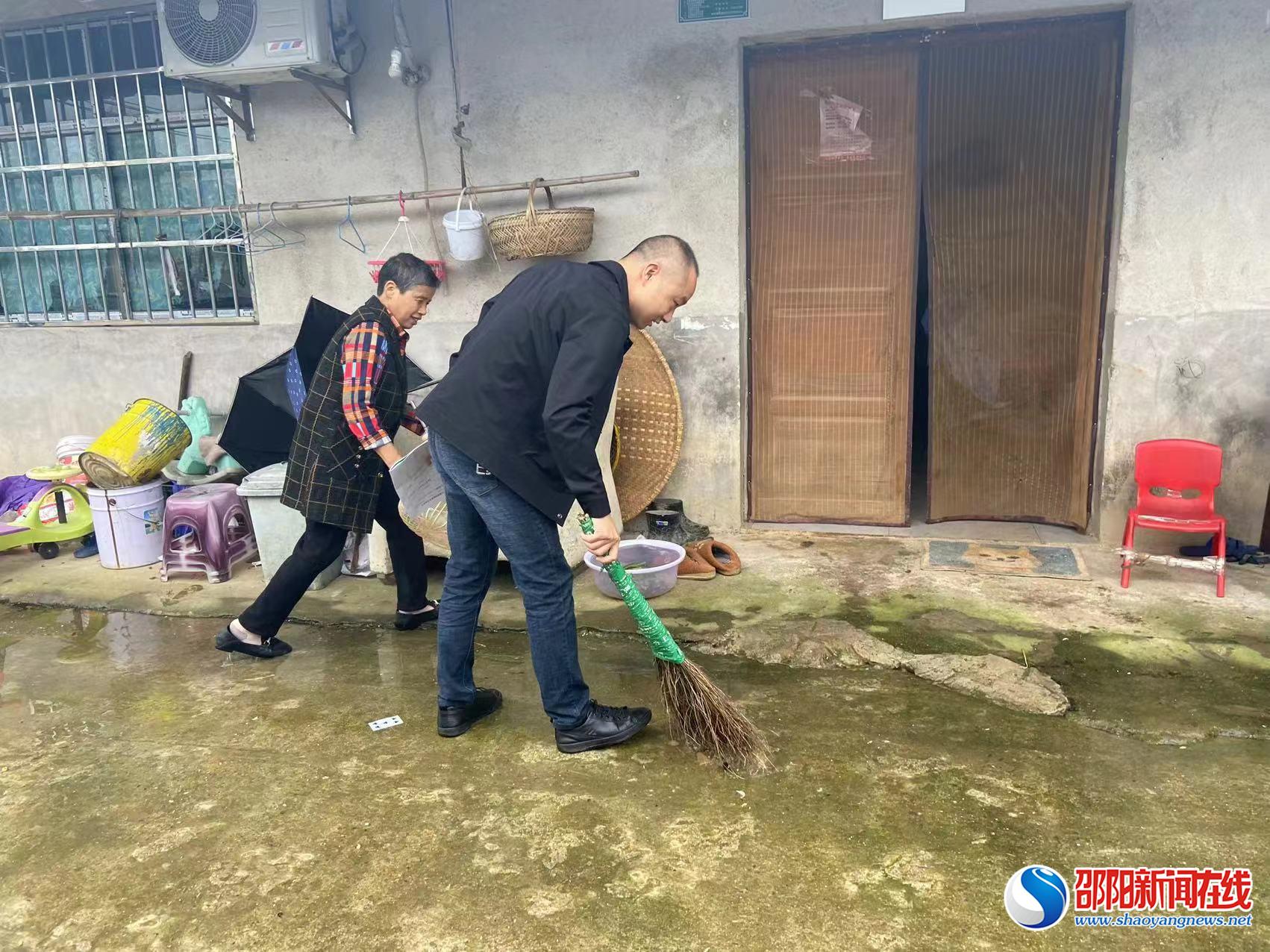 邵东市工伤失业保险服务中心：帮助打扫庭院卫生，助力推动乡村振兴

