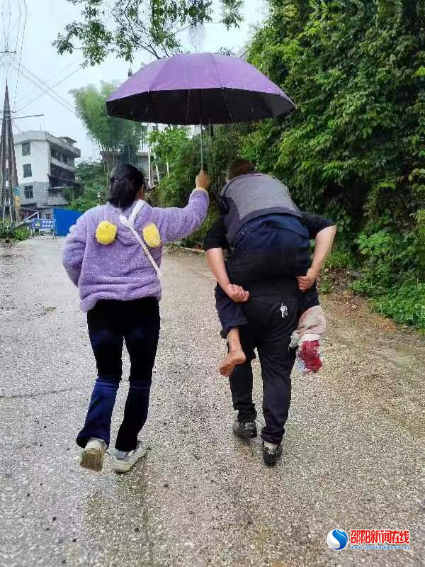 洞口县古楼乡相山村干部护送特困老人就医