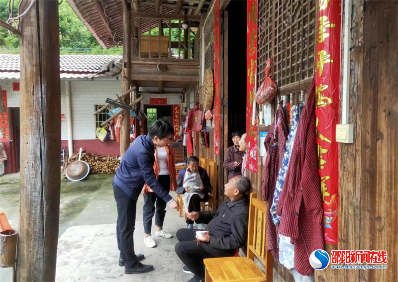 洞口县桐山乡龙桥村：紧握双手表谢意 为民追款入人心