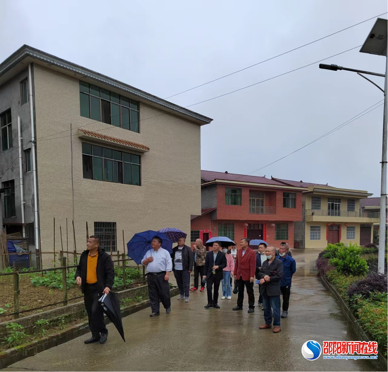 洞口县古楼村村“两委”研学管竹村