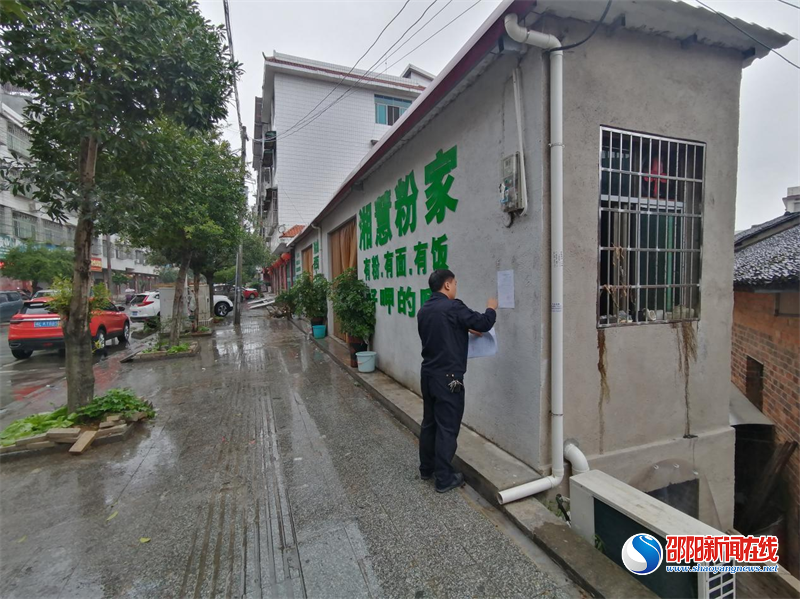 洞口县城市管理和综合执法局依法依归拆除文昌街道双龙路一违法建筑