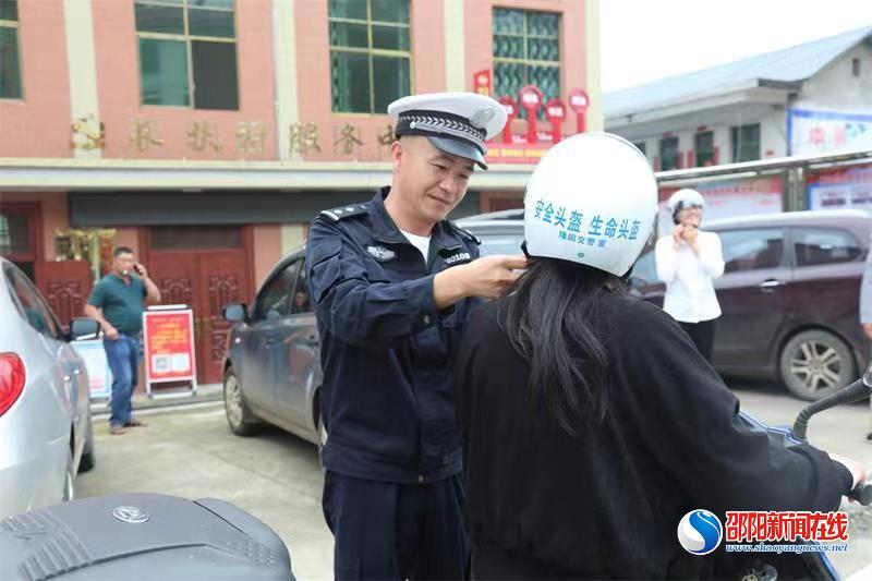 隆回交警进村“唠安全”，交通安全宣教入民心