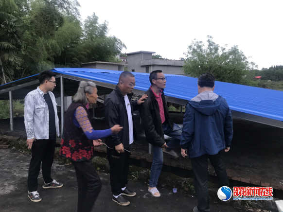 隆回县自来水公司：“坡屋顶”为特困群众遮阳挡雨
