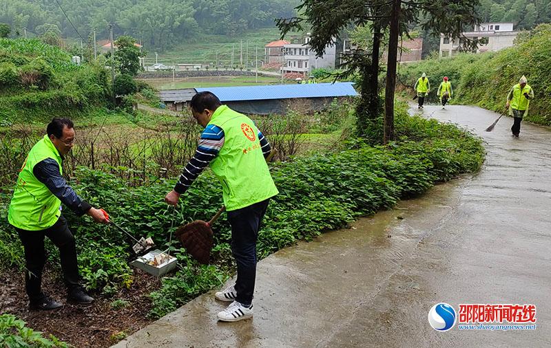 隆回县财政局：志愿服务进乡村 清扫卫生促文明
