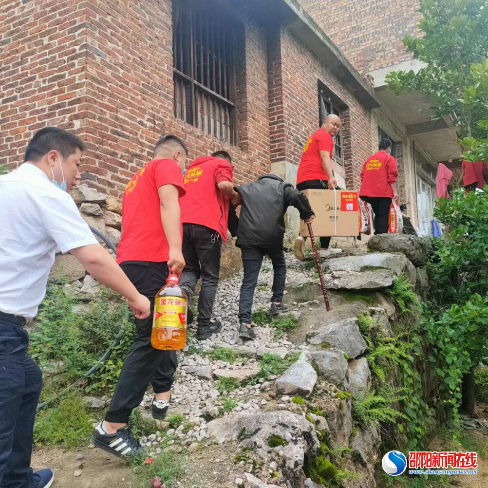 邵东市双凤乡党建引领助力乡村振兴 凝聚爱心开展慈善活动