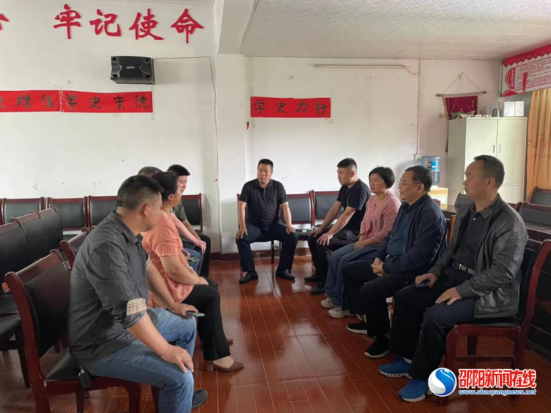 洞口县中医医院领导干部一行深入秀云村进行现场办公