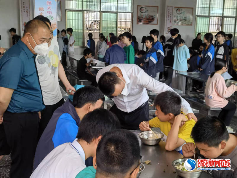 邵阳县岩口铺镇督查学校食堂确保食品安全