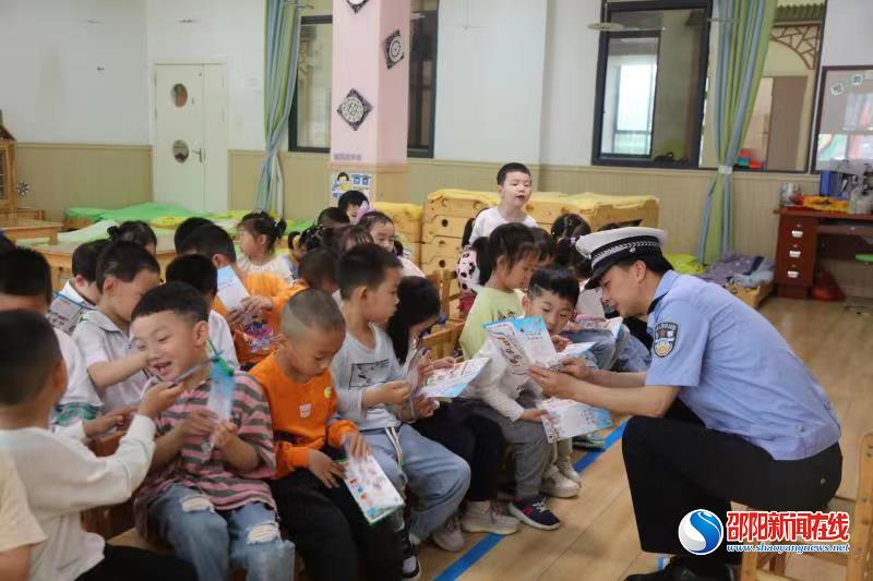 隆回交警“六一”进学校 送上“安全大礼包”
