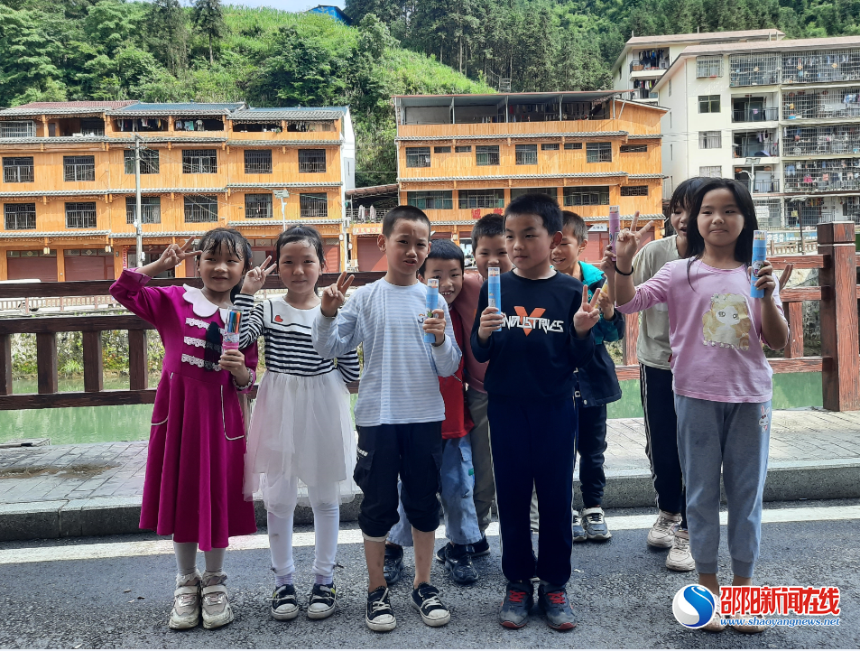 洞口县长塘瑶族乡老艾坪村：七彩画笔绘就多彩童年
