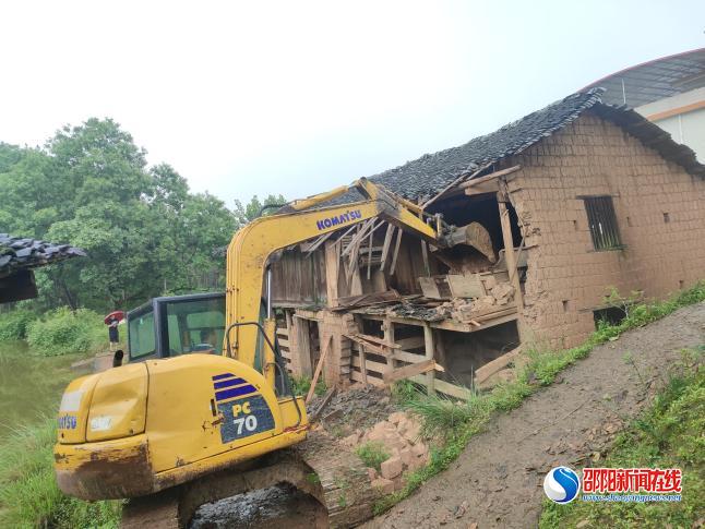 新宁县丰田乡：拆除老旧危房 消除安全隐患