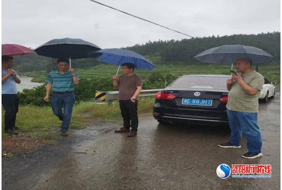 新宁县教育局局长李新华端午假期深入万塘乡中小学校督查防溺水工作

