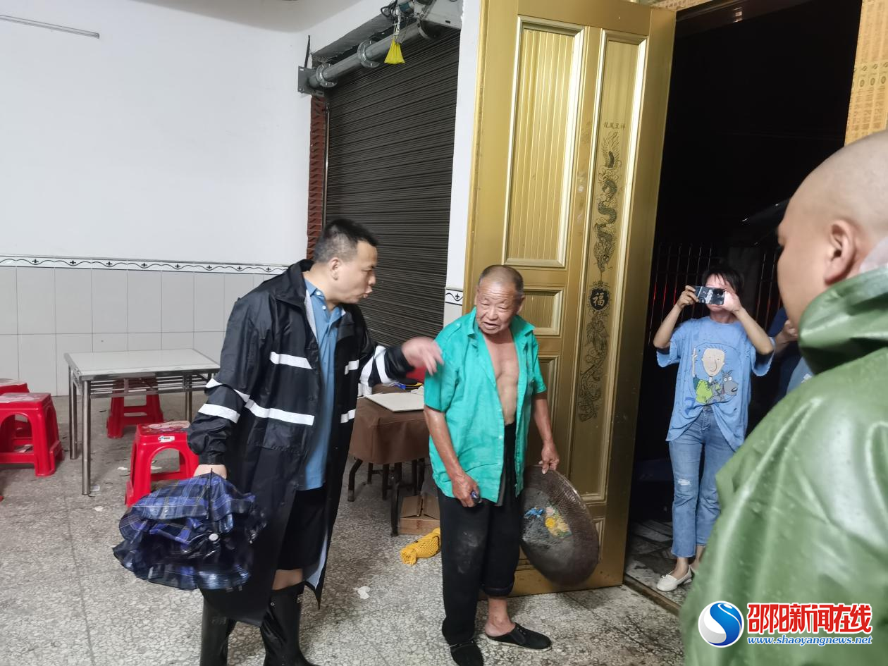 ​洞口县文昌街道全员参与防汛抢险工作
