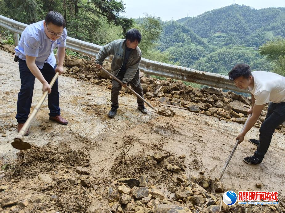 洞口县大屋瑶族乡岩龙村：党员干部齐上阵，为民办事聚人心

