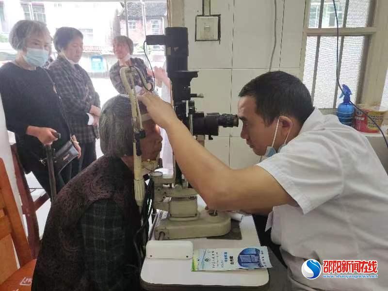 洞口县人民医院到江口镇中心卫生院开展“爱眼日”白内障义诊筛查活动 
