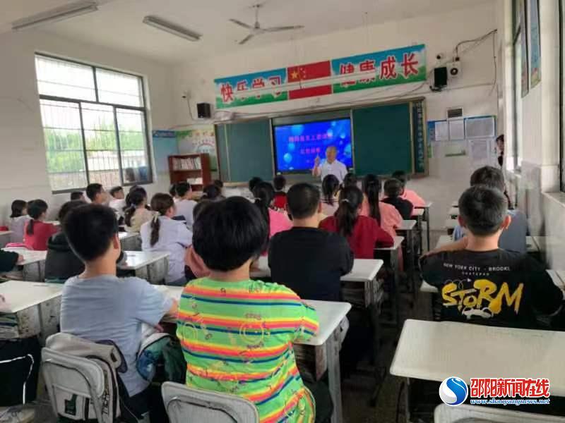 隆回县关工委宣讲团深入学校开展“讲好红色故事 传承红色基因”巡回宣讲活动