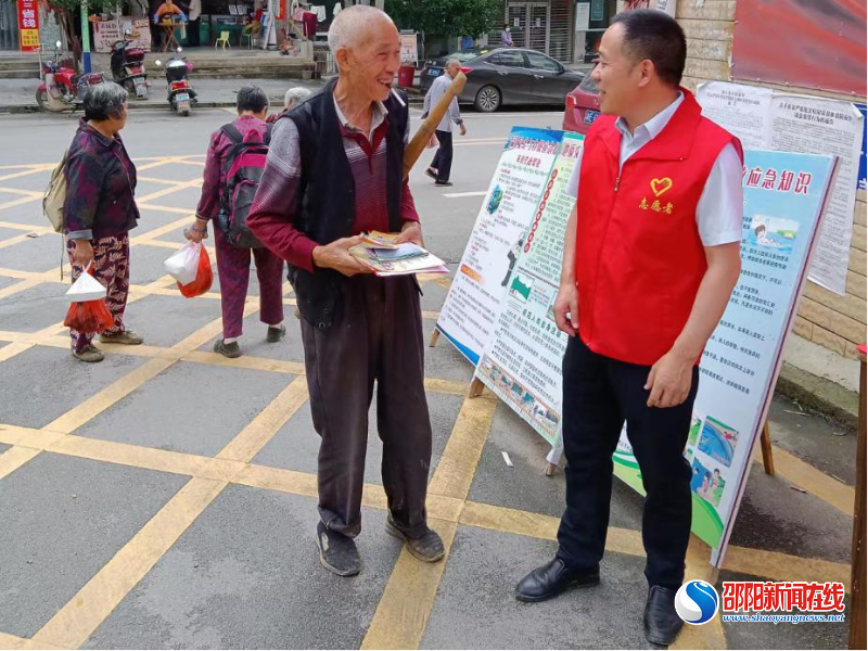 洞口县杨林镇积极开展安全生产月安全咨询日活动