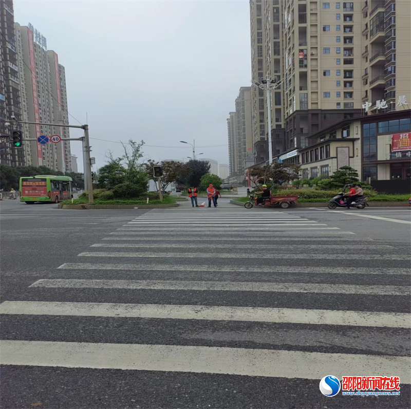 邵东市住建局开展常态化文明交通劝导行动