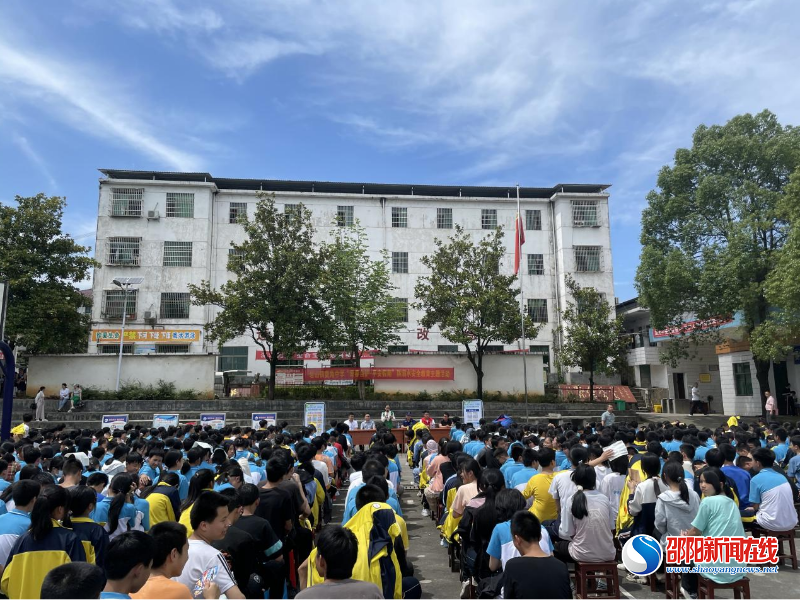 洞口县岩山镇开展禁毒、《未成年人保护法》“进校园”宣传活动