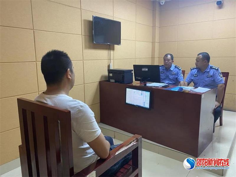 邵阳县：核载37人 实载77人 大巴车超员被查